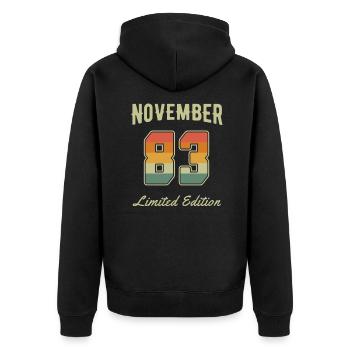 Novembre 1983 Édition limitée - Veste à capuche bio Premium Unisexe - noir - Dos - Nico (187cm)