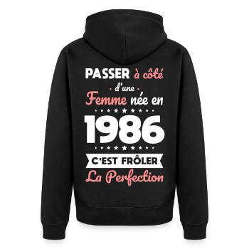 Geboren 1986 – Perfektion nahe - Unisex Premium Bio Zip Hoodie - Schwarz - Hinten - Nico (187cm)