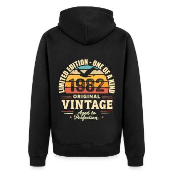 1982 Geburtstagsgeschenk Jahrgang 1982 Retro 1982 - Unisex Premium Bio Zip Hoodie - Schwarz - Hinten - Nico (187cm)