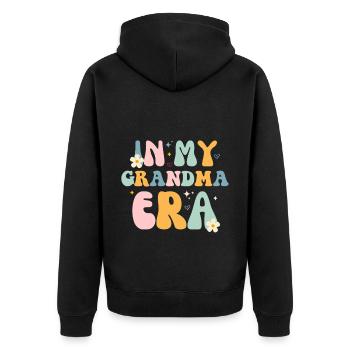 In My Grandma Era – Retro Vibes & Cozy Love - Unisex Premium Bio Zip Hoodie - Schwarz - Hinten - Nico (187cm)