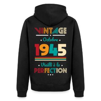 80. Geburtstag - Jahrgang - Oktober 1945 - Unisex Premium Bio Zip Hoodie - Schwarz - Hinten - Nico (187cm)