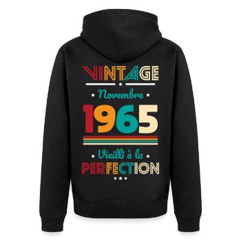 Anniversaire 60 ans - Vintage - Novembre 1965 - Veste à capuche bio Premium Unisexe - noir - Dos - Nico (187cm)