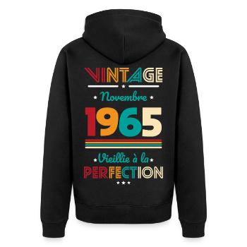 Anniversaire 60 ans - Vintage - Novembre 1965 - Veste à capuche bio Premium Unisexe - noir - Dos - Nico (187cm)
