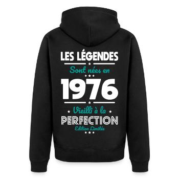 1976 – Legends – Perfekt gereift - Unisex Premium Bio Zip Hoodie - Schwarz - Hinten - Nico (187cm)