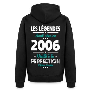 2006 – Legends – Perfekt gereift - Unisex Premium Bio Zip Hoodie - Schwarz - Hinten - Nico (187cm)
