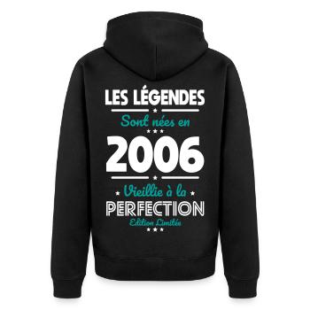 2006 – Legends – Perfekt gereift - Unisex Premium Bio Zip Hoodie - Schwarz - Hinten - Nico (187cm)