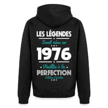 1976 – Legends – Perfekt gereift - Unisex Premium Bio Zip Hoodie - Schwarz - Hinten - Nico (187cm)