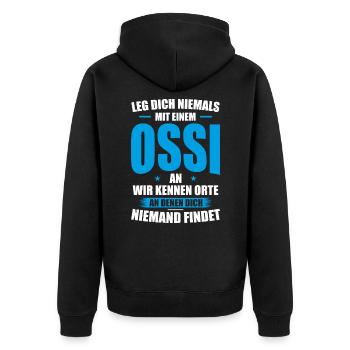 Leg dich niemals mit einem Ossi Osten DDR - Unisex Premium Bio Zip Hoodie - Schwarz - Hinten - Nico (187cm)