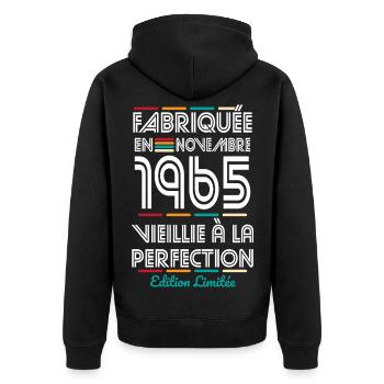 Anniversaire 60 ans - Fabriquée en Novembre 1965 - Veste à capuche bio Premium Unisexe - noir - Dos - Nico (187cm)