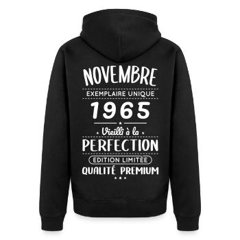 Anniversaire 60 ans - Novembre 1965 Perfection - Veste à capuche bio Premium Unisexe - noir - Dos - Nico (187cm)