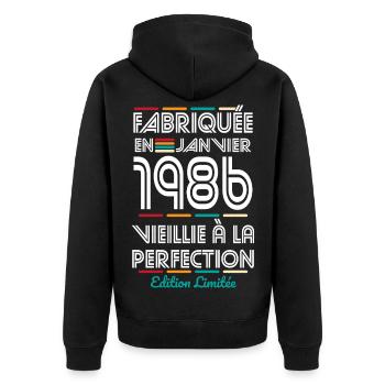 40 Jahre Jubiläum - Hergestellt im Januar 1986 - Unisex Premium Bio Zip Hoodie - Schwarz - Hinten - Nico (187cm)