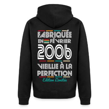 20-jähriges Jubiläum – Hergestellt im Februar 2006 - Unisex Premium Bio Zip Hoodie - Schwarz - Hinten - Nico (187cm)