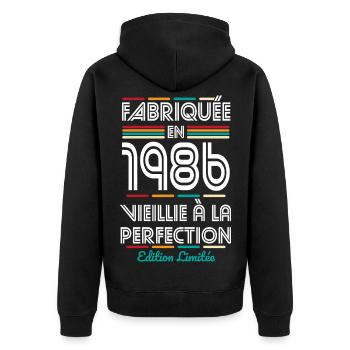 1986 – Made – Aged to perfection - Unisex Premium Organic Zip Hoodie - black - Back - Nico (187cm)