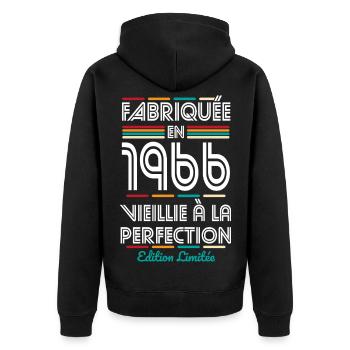 1966 – Hergestellt – Perfekt gereift - Unisex Premium Bio Zip Hoodie - Schwarz - Hinten - Nico (187cm)