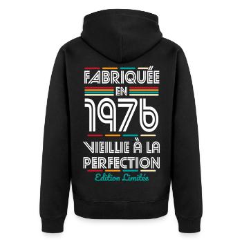 1976 – Hergestellt – Perfekt gereift - Unisex Premium Bio Zip Hoodie - Schwarz - Hinten - Nico (187cm)