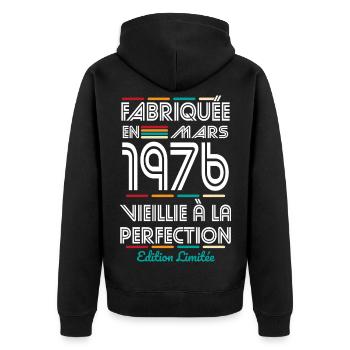 50-jähriges Jubiläum – Hergestellt im März 1976 - Unisex Premium Bio Zip Hoodie - Schwarz - Hinten - Nico (187cm)