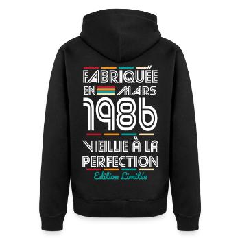 40-jähriges Jubiläum – Hergestellt im März 1986 - Unisex Premium Bio Zip Hoodie - Schwarz - Hinten - Nico (187cm)