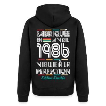 40-jähriges Jubiläum – Hergestellt im April 1986 - Unisex Premium Bio Zip Hoodie - Schwarz - Hinten - Nico (187cm)