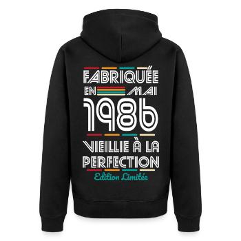 40-jähriges Jubiläum – Hergestellt im Mai 1986 - Unisex Premium Bio Zip Hoodie - Schwarz - Hinten - Nico (187cm)