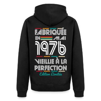 50-jähriges Jubiläum – Hergestellt im Mai 1976 - Unisex Premium Bio Zip Hoodie - Schwarz - Hinten - Nico (187cm)