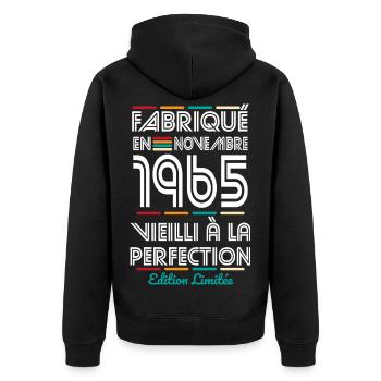 Anniversaire 60 ans - Fabriqué en Novembre 1965 - Veste à capuche bio Premium Unisexe - noir - Dos - Nico (187cm)