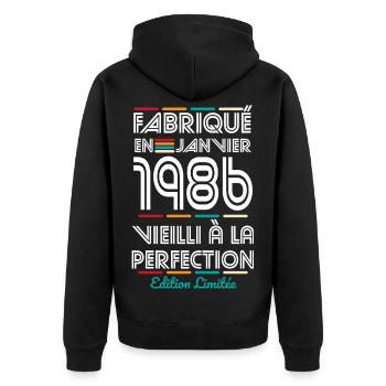 40 Jahre Jubiläum - Hergestellt im Januar 1986 - Unisex Premium Bio Zip Hoodie - Schwarz - Hinten - Nico (187cm)