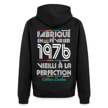 50-jähriges Jubiläum – Hergestellt im Februar 1976 - Unisex Premium Bio Zip Hoodie - Schwarz - Hinten - Nico (187cm)