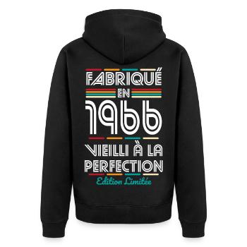 1966 – Hergestellt – Perfekt gereift - Unisex Premium Bio Zip Hoodie - Schwarz - Hinten - Nico (187cm)
