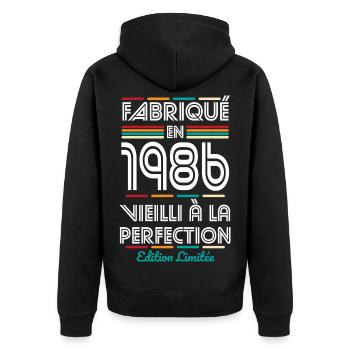 1986 – Hergestellt – Perfekt gereift - Unisex Premium Bio Zip Hoodie - Schwarz - Hinten - Nico (187cm)
