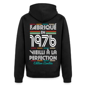 1976 – Hergestellt – Perfekt gereift - Unisex Premium Bio Zip Hoodie - Schwarz - Hinten - Nico (187cm)