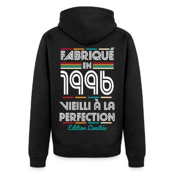 1996 – Hergestellt – Perfekt gereift - Unisex Premium Bio Zip Hoodie - Schwarz - Hinten - Nico (187cm)