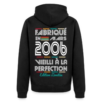 20-jähriges Jubiläum – Hergestellt im März 2006 - Unisex Premium Bio Zip Hoodie - Schwarz - Hinten - Nico (187cm)