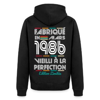 40-jähriges Jubiläum – Hergestellt im März 1986 - Unisex Premium Bio Zip Hoodie - Schwarz - Hinten - Nico (187cm)