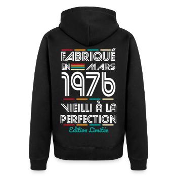 50-jähriges Jubiläum – Hergestellt im Februar 1976 - Unisex Premium Bio Zip Hoodie - Schwarz - Hinten - Nico (187cm)