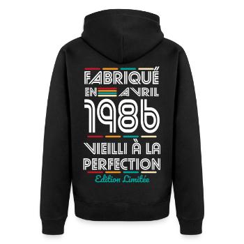40-jähriges Jubiläum – Hergestellt im April 1986 - Unisex Premium Bio Zip Hoodie - Schwarz - Hinten - Nico (187cm)