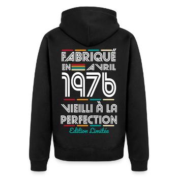 50 Years Anniversary – Hergestellt im April 1976 - Unisex Premium Bio Zip Hoodie - Schwarz - Hinten - Nico (187cm)