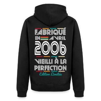 20-jähriges Jubiläum – Hergestellt im April 2006 - Unisex Premium Bio Zip Hoodie - Schwarz - Hinten - Nico (187cm)