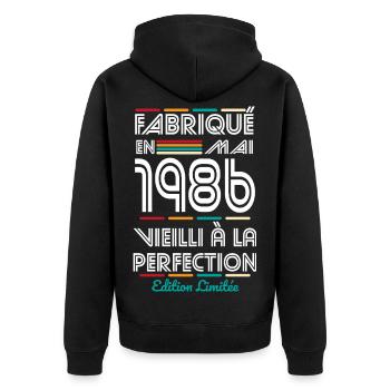40-jähriges Jubiläum – Hergestellt im Mai 1986 - Unisex Premium Bio Zip Hoodie - Schwarz - Hinten - Nico (187cm)