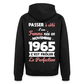 Anniversaire 60 ans - Née en Novembre 1965 - Veste à capuche bio Premium Unisexe - noir - Dos - Nico (187cm)