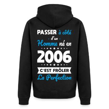 Geboren 2006 – Naht der Perfektion näher - Unisex Premium Bio Zip Hoodie - Schwarz - Hinten - Nico (187cm)