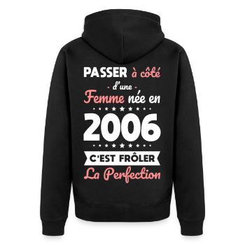 Geboren 2006 – Naht der Perfektion näher - Unisex Premium Bio Zip Hoodie - Schwarz - Hinten - Nico (187cm)