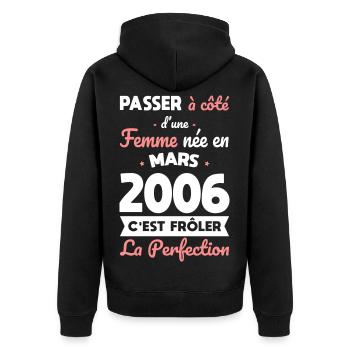 Anniversaire 20 ans - Née en Mars 2006 - Veste à capuche bio Premium Unisexe - noir - Dos - Nico (187cm)