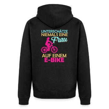 E-Bike Spruch Unterschätze nie eine Frau auf eBike - Unisex Premium Bio Zip Hoodie - Schwarz - Hinten - Nico (187cm)