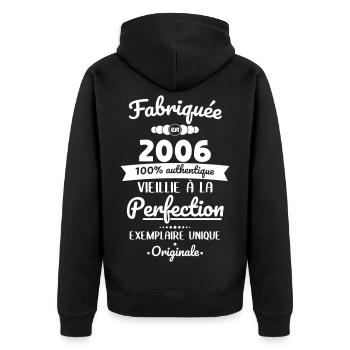 Hergestellt 2006 – Perfekt gereift - Unisex Premium Bio Zip Hoodie - Schwarz - Hinten - Nico (187cm)