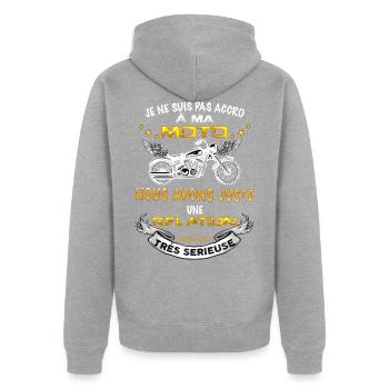 Motard passionné, relation serieuse, humour moto - Veste à capuche bio Premium Unisexe - gris chiné - Dos - Nico (187cm)