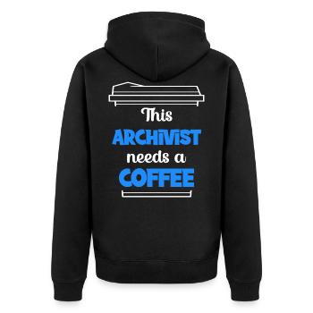 Thisarchivist braucht einen Kaffee, Kaffee, Barist - Unisex Premium Bio Zip Hoodie - Schwarz - Hinten - Nico (187cm)