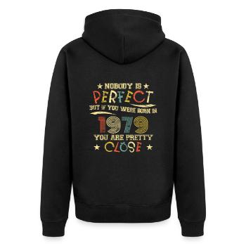 1979 Geburtstag Vintage Nobody is perfect - Unisex Premium Bio Zip Hoodie - Schwarz - Hinten - Nico (187cm)