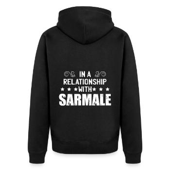 In einer Beziehung mit Sarmale | Rumänisches Essen - Unisex Premium Bio Zip Hoodie - Schwarz - Hinten - Nico (187cm)