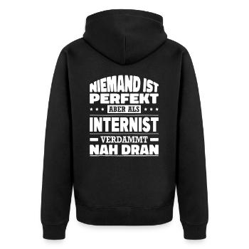 Niemand Ist Perfekt Aber Als Internist Nah Dran - Unisex Premium Bio Zip Hoodie - Schwarz - Hinten - Nico (187cm)