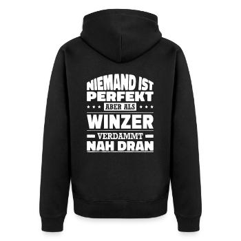 Niemand Ist Perfekt Aber Als Winzer Nah Dran - Unisex Premium Bio Zip Hoodie - Schwarz - Hinten - Nico (187cm)